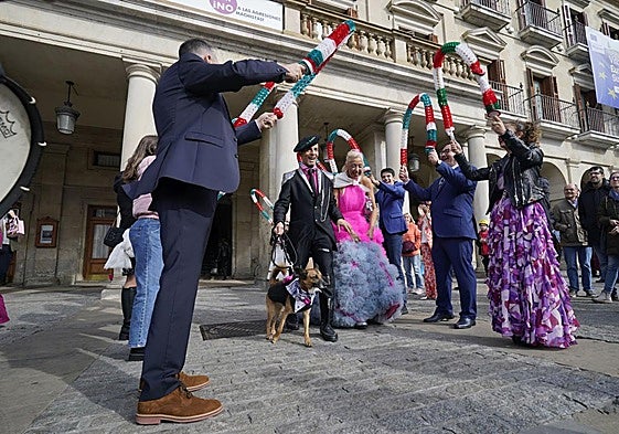 Mak fue la primera mascota que pudo participar en una boda en Vitoria