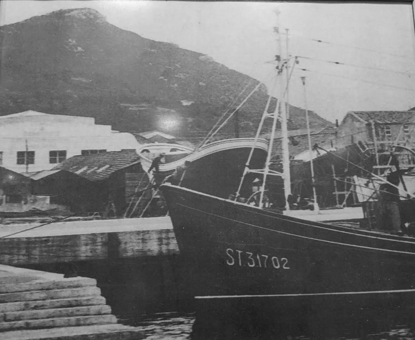 La embarcación Divino San Roque (1964) en la dársena del puerto.