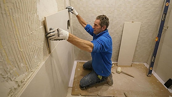 ¿Va a cambiar la bañera por una ducha? Si vive en Bilbao, le puede costar la mitad