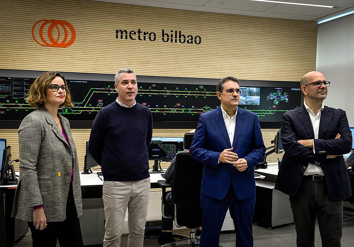 Etxanobe, durante su visita a las instalaciones de Ariz.