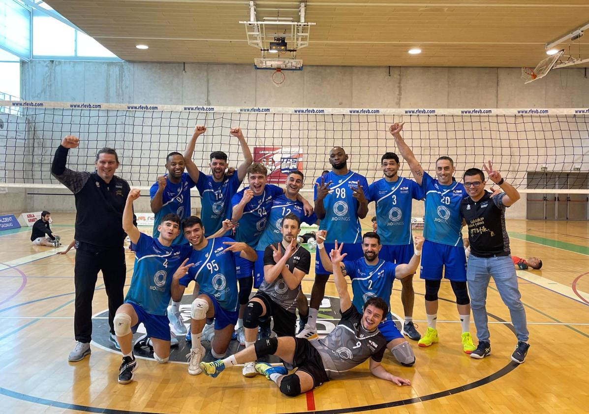 Los jugadores galdakoztarras tras la victoria en Urreta.