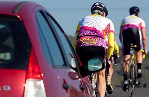 La multa a los ciclistas por no llevar siempre este accesorio... y no es la luz