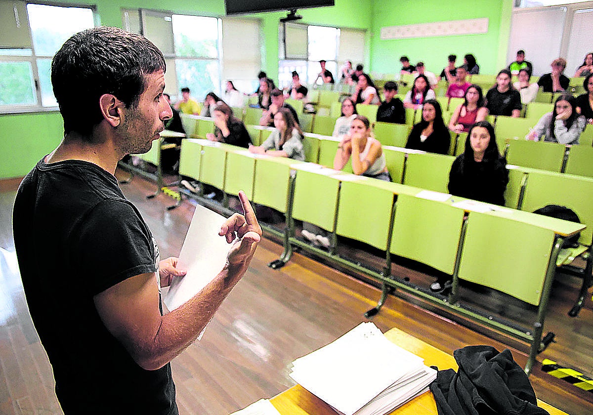Un profesor explica las condiciones del examen de Selectividad antes de que se inicie la prueba.