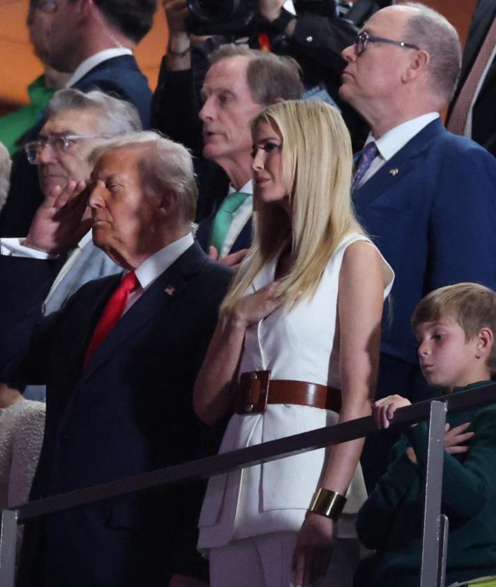 Imagen secundaria 2 - Super Bowl: Los Eagles vuelan y humillan a unos Chiefs delante de su hincha Donald Trump
