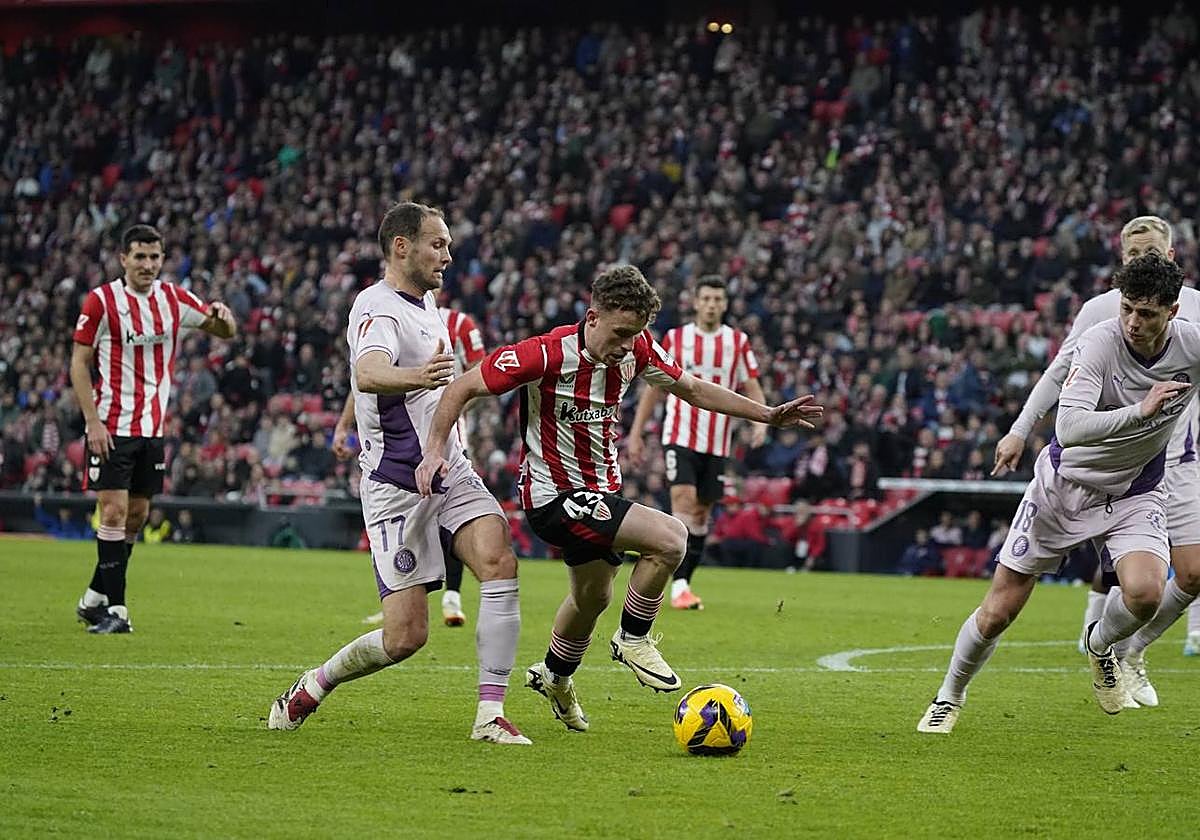 Endika Buján, otro de los debutantes el sábado, intenta irse del veterano Daley Blind.