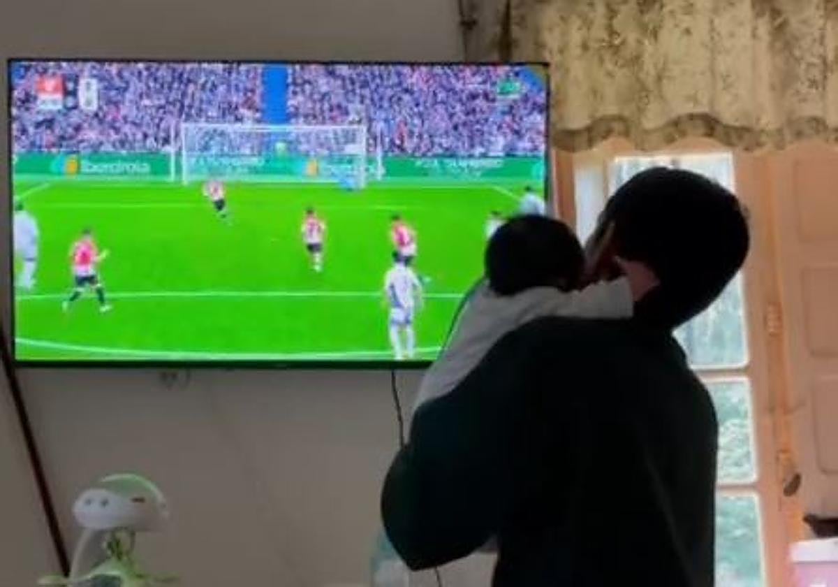 Un padre intenta inculcar el sentimiento athleticzale a su bebé y acaba llorando