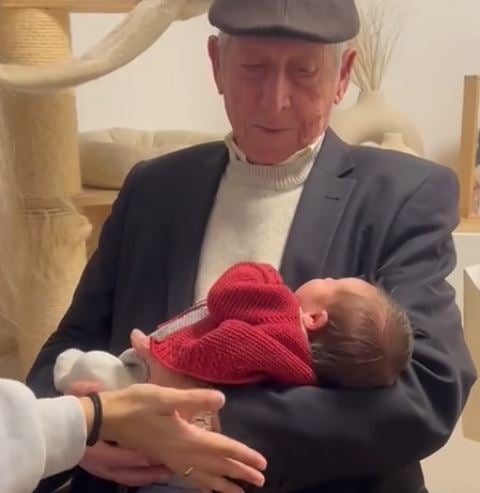 La reacción de un bisabuelo al coger en brazos a su bisnieto por primera vez