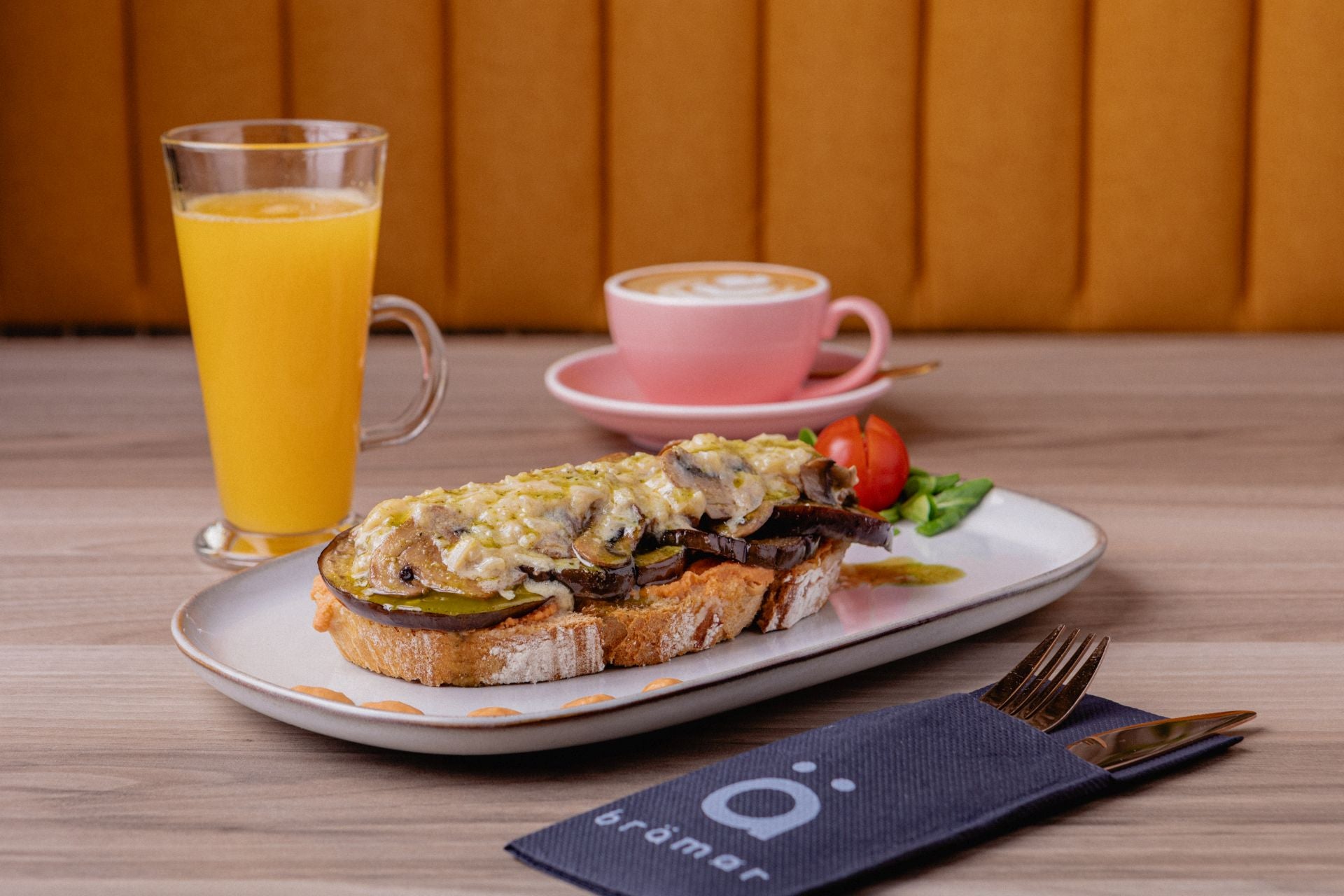 Una pareja venezolana abre en Bilbao una cafetería de dos plantas con café de especialidad y desayunos caseros