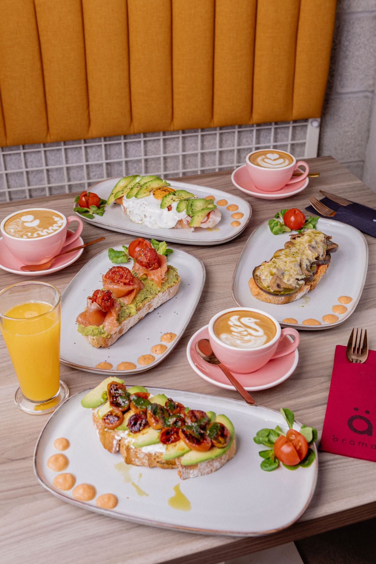 Una pareja venezolana abre en Bilbao una cafetería de dos plantas con café de especialidad y desayunos caseros