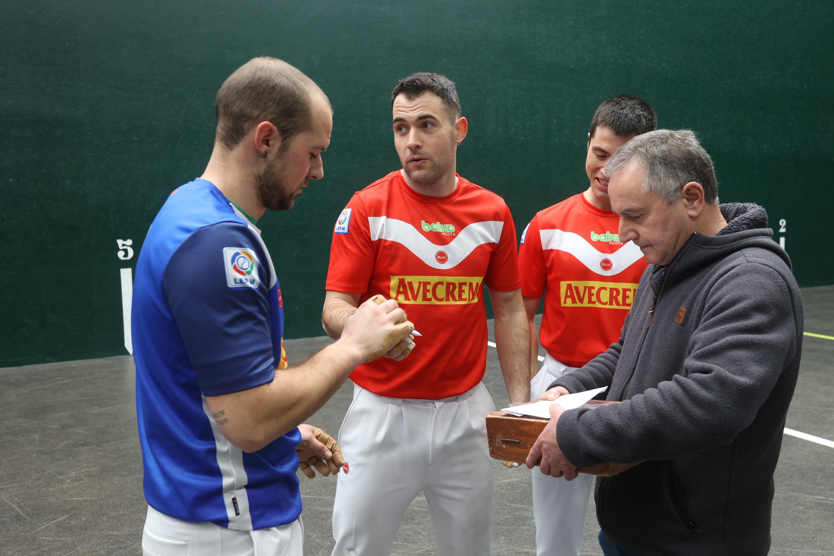 Elordi, Jaka y Eskiroz con el seleccionador de material, Martín Alustiza, este martes en el frontón de Sestao.