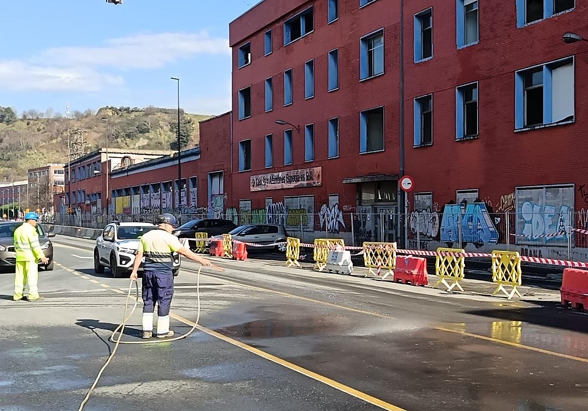 Las obras del bidegorri han obligado a eliminar las plazas de aparcamiento en el tercer carril.
