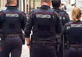 Agentes de la Ertzaintza patrullan en Vitoria.