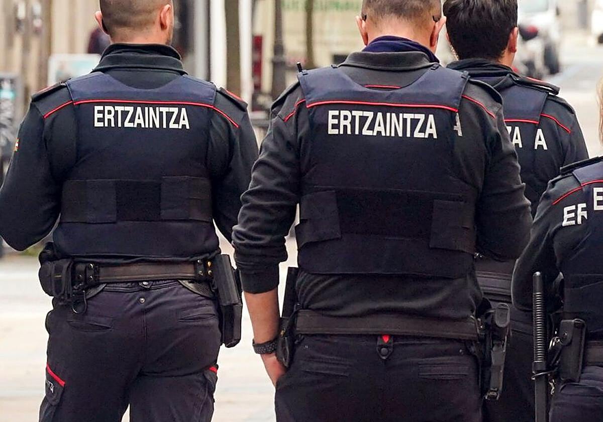 Agentes de la Ertzaintza patrullan en Vitoria.