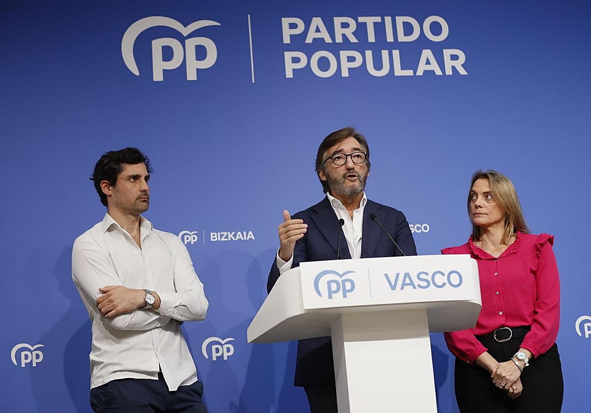 Mikel Lezama, Iñaki Oyarzabal y Raquel González han comparecido este martes en la sede del PP en Bilbao.