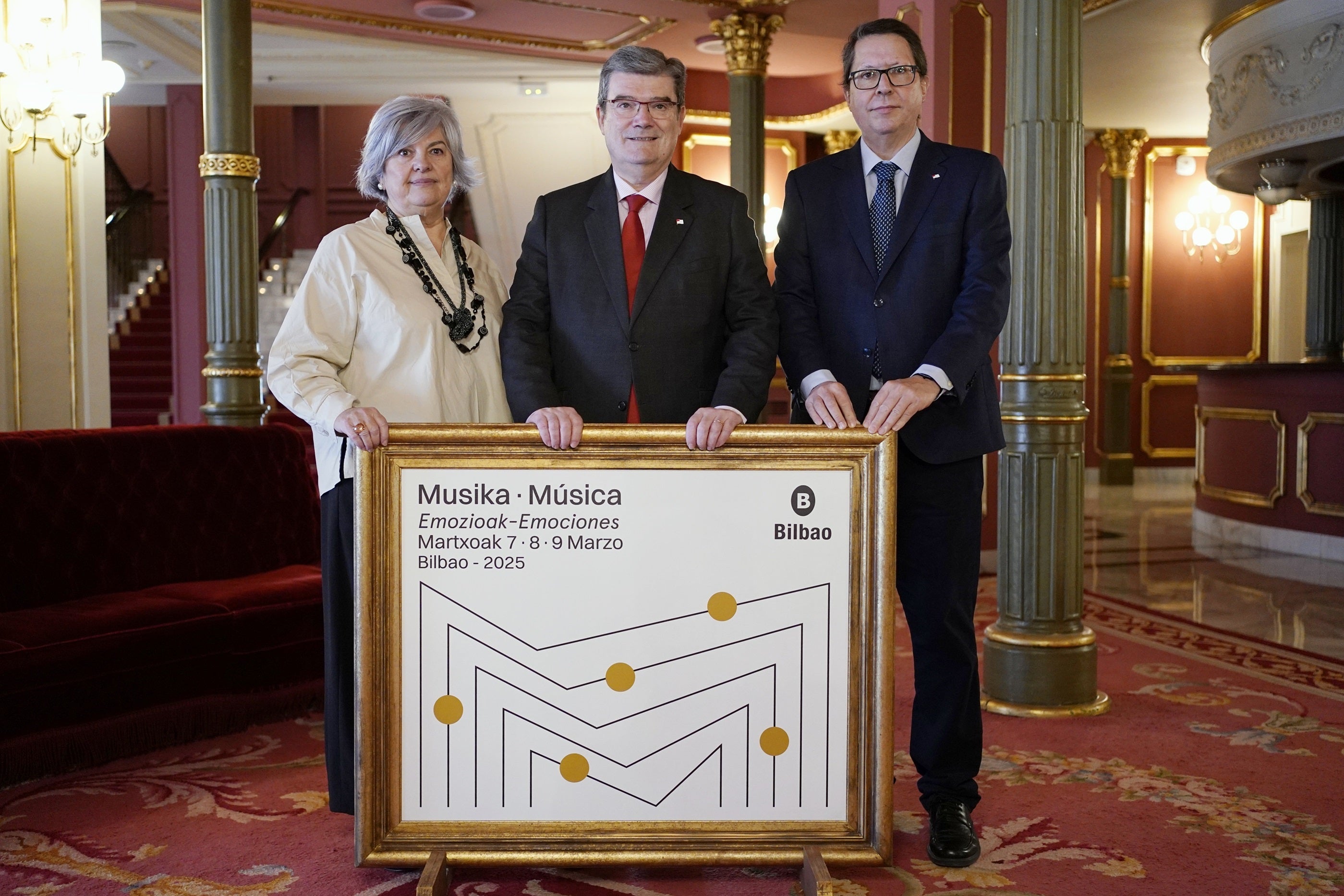 Begoña Escribano, directora del festival, Juan Mari Aburto, alcalde de Bilbao, y Gonzalo Olabarria, concejal de Cultura y Gobernanza.