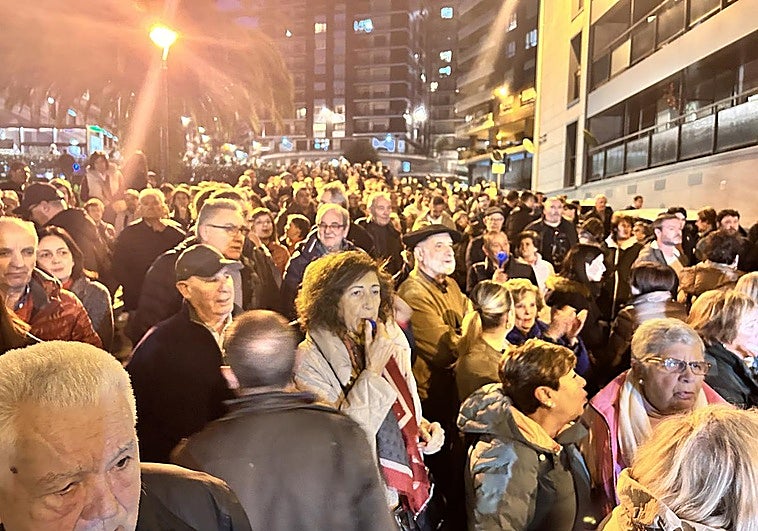 Decenas de vecinos se plantan ante el inmueble okupado.