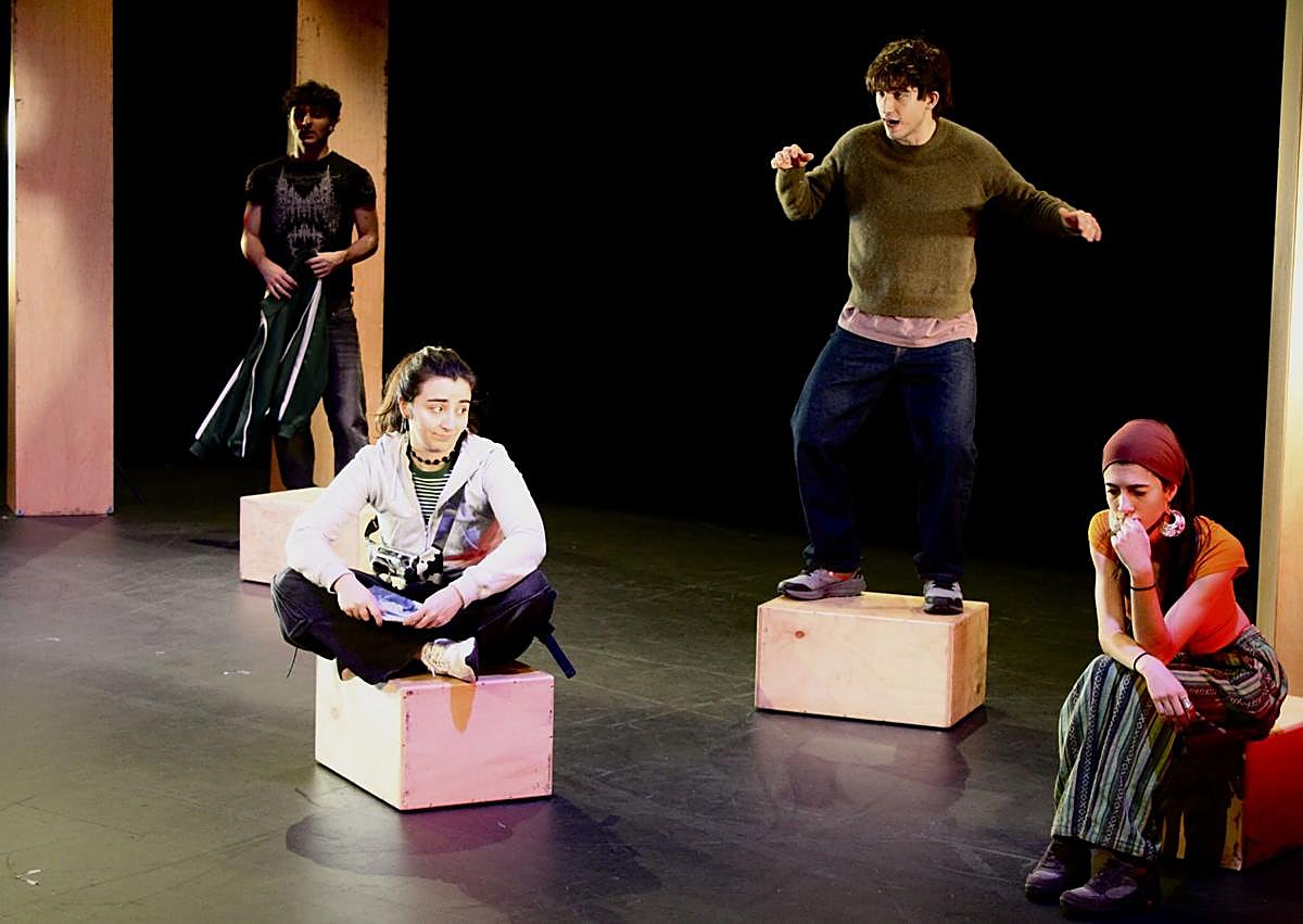 Imagen secundaria 1 - La compañía alavesa Pikor estrena &#039;RedNudes&#039;, una obra contada por los jóvenes sobre las redes sociales y la sexualidad