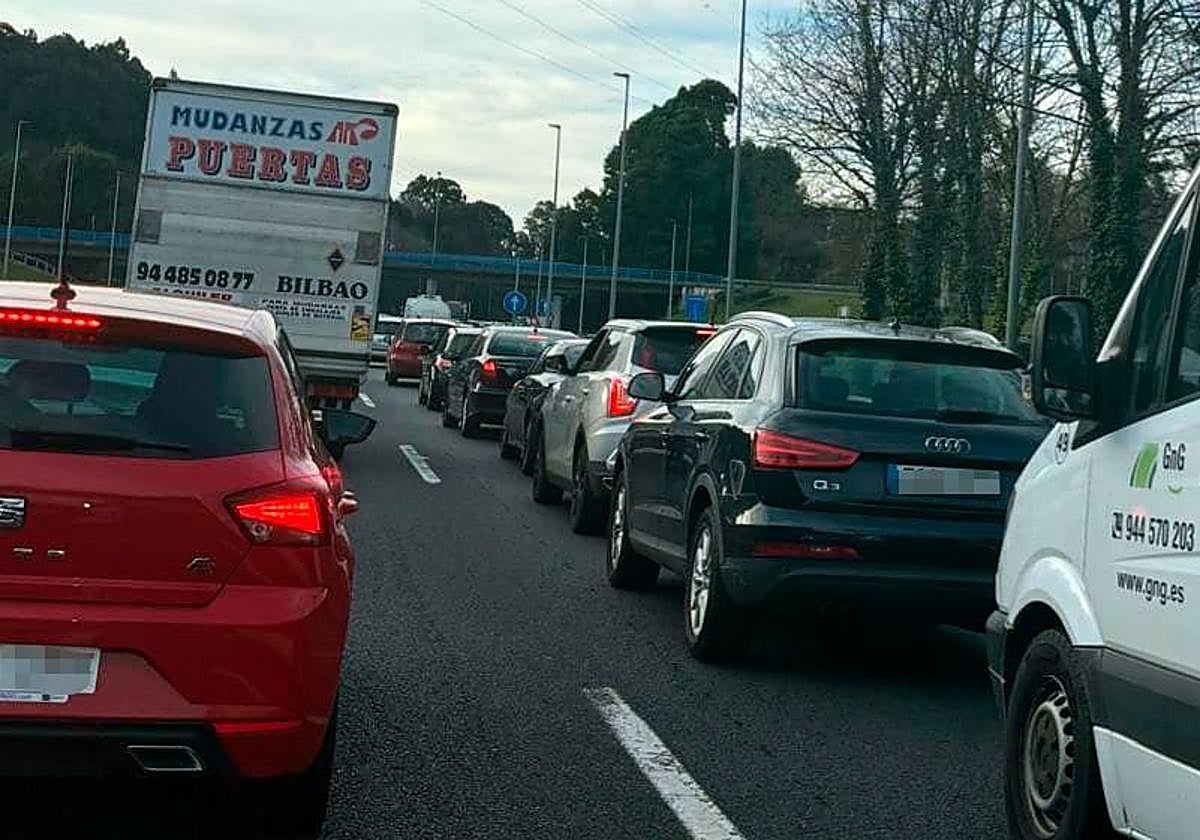 Finalizan las retenciones en el Txorierri y La Avanzada tras un accidente entre cuatro vehículos en Rontegi