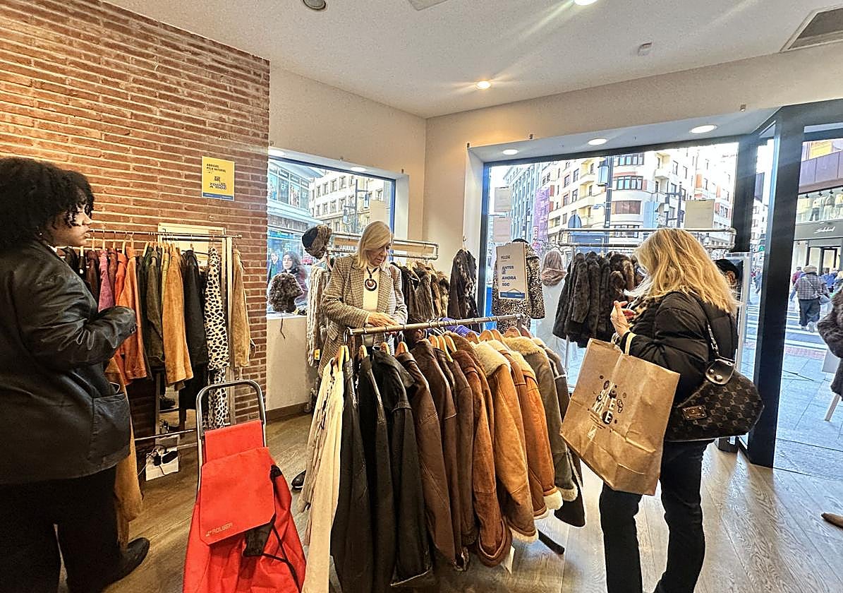 La tienda efímera de Bilbao con chaquetas de piel desde 55 euros (y pronto con Levi's al 70%).