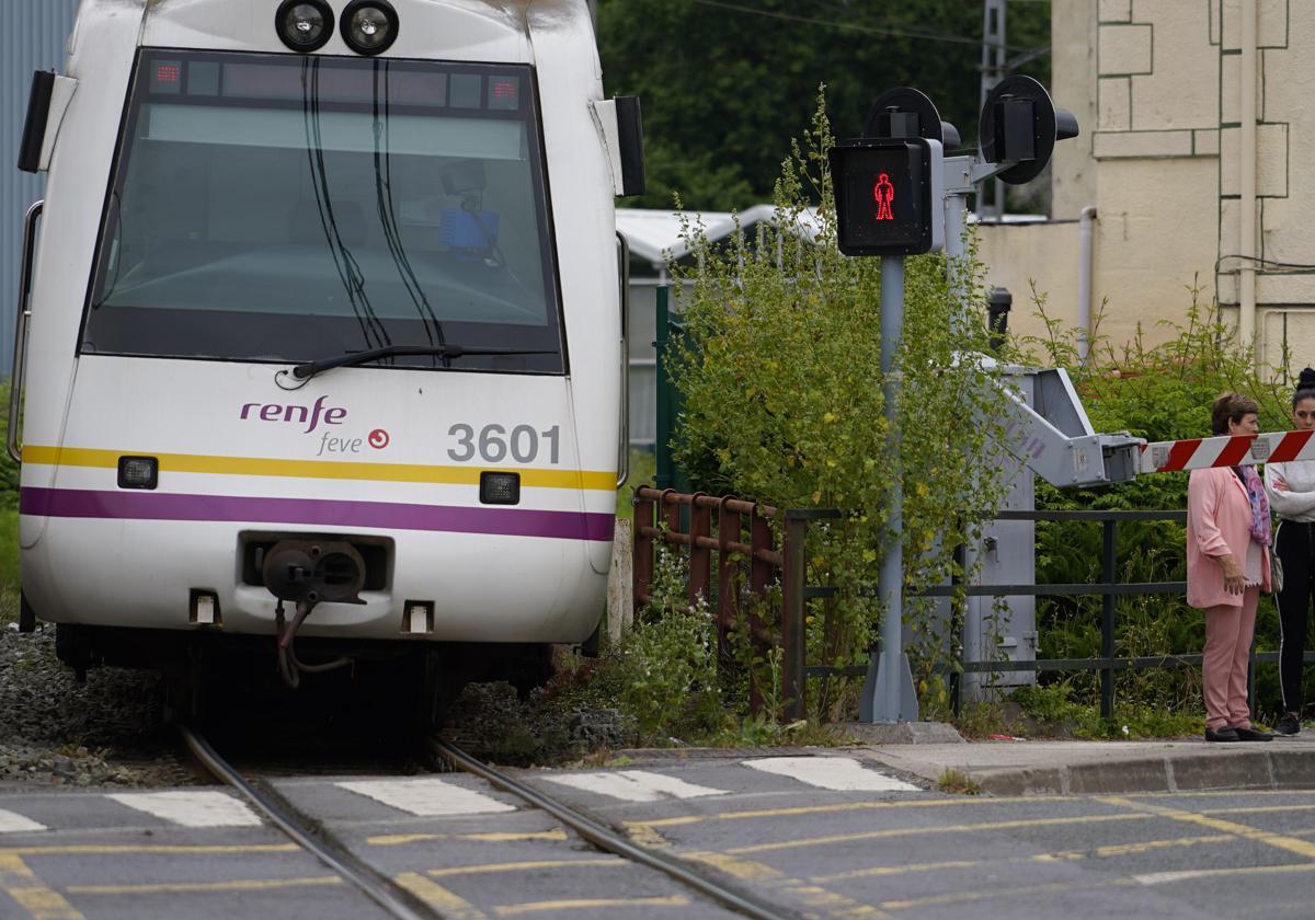 Un tren atraviesa uno de los pasos a nivel de Zalla.