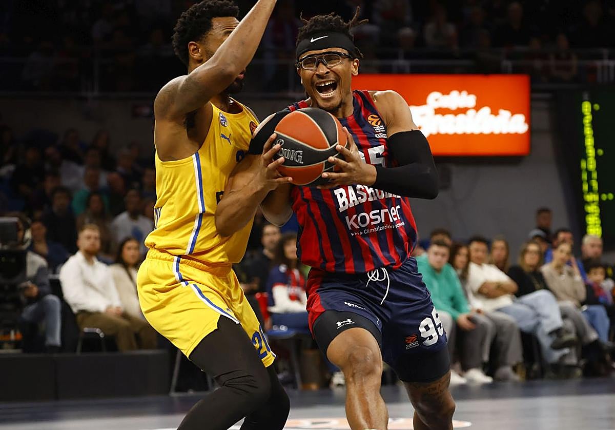 Moneke penetra a canasta durante el partido contra el Maccabi de la última jornada.