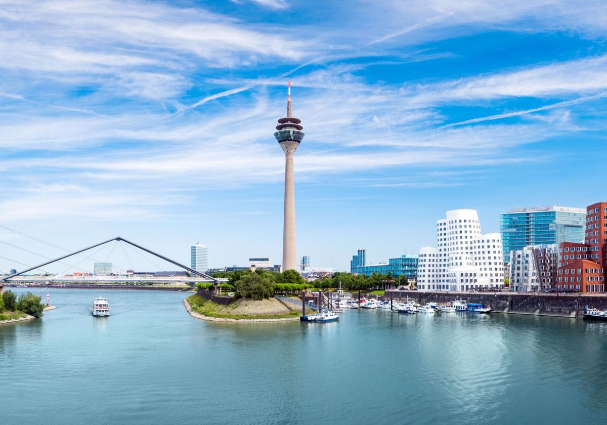 Desde Rheinturm, la Torre del Rin, se disfruta de una inmejorable panorámica. A la derecha, conjunto de edificios Neuer Zollhof.
