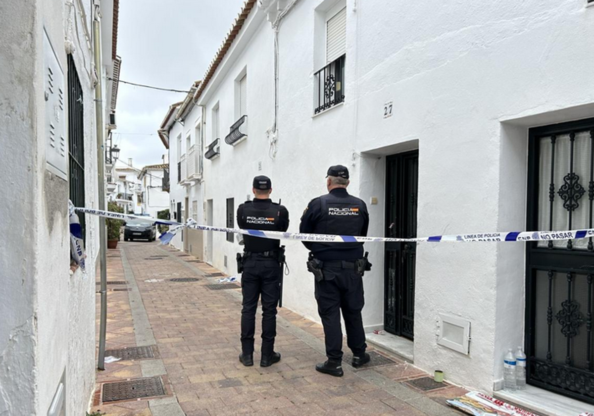 Agentes, junto al portal de la vivienda.