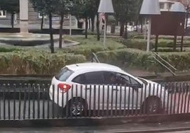 Imagen del coche atrapado en la zona peatonal de la plaza Arriquíbar.