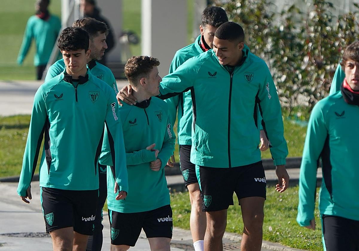 Maroan abraza a Buján, con Olabarrieta a la derecha de ambos.