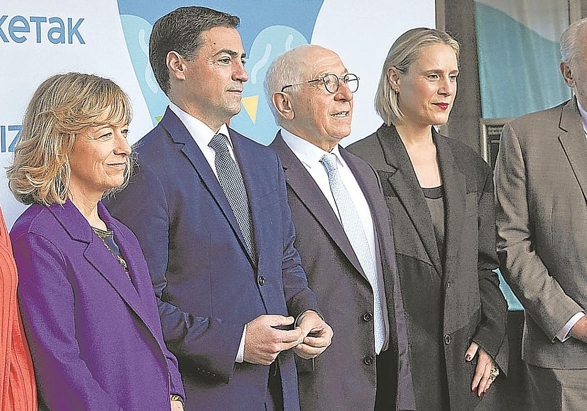 Imanol Pradales junto al alcalde de Baiona, Jean-René Etchegaray, y a su lado Miren Arzalluz.