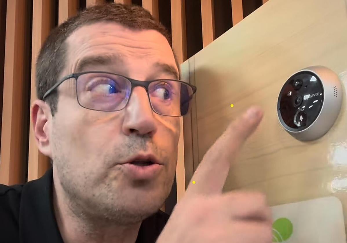 Daniel Mateo, El Cerrajero de TikTok, explica la legalidad de las mirillas digitales.