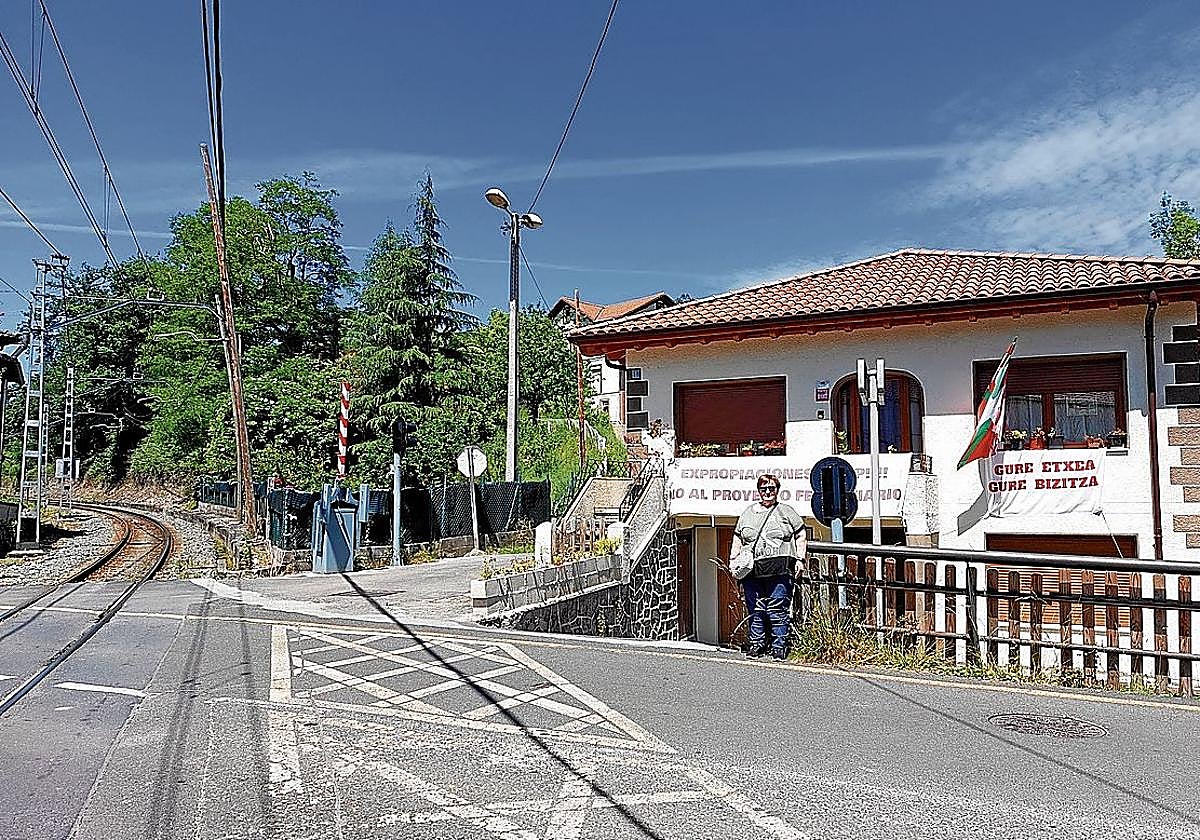 El proyecto contempla el derribo de la vivienda de Itziar Barquín, situada junto a uno de los cruces.