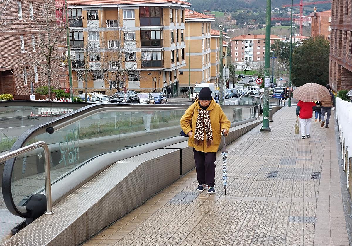 Adoración Outumuro de 80 años sube la cuesta como puede.