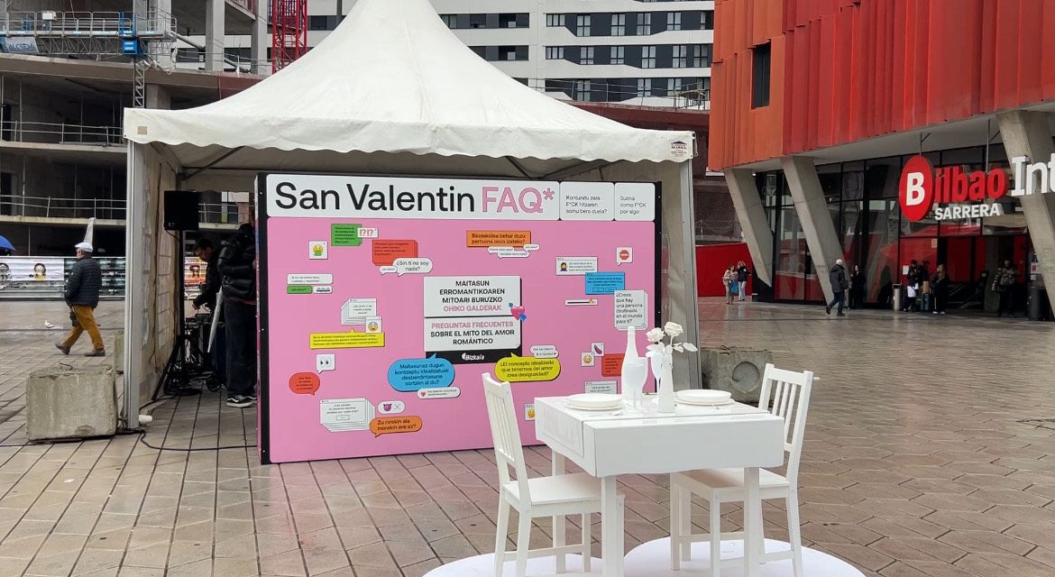 Instalación de San Valentín en la Intermodal de Bilbao.