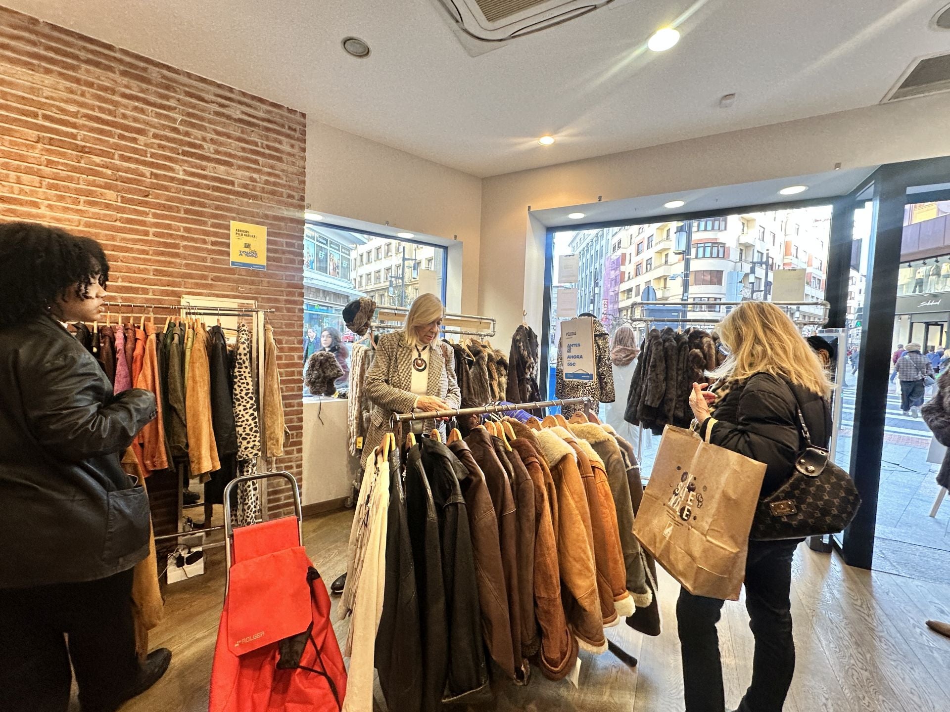 La tienda efímera de Bilbao con chaquetas de piel desde 55 euros (y pronto con Levi&#039;s al 70%)