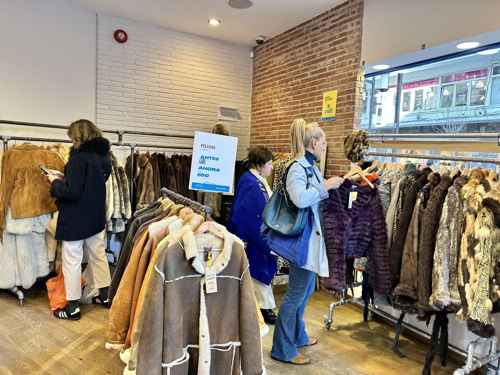 La tienda efímera de Bilbao con chaquetas de piel desde 55 euros (y pronto con Levi&#039;s al 70%)
