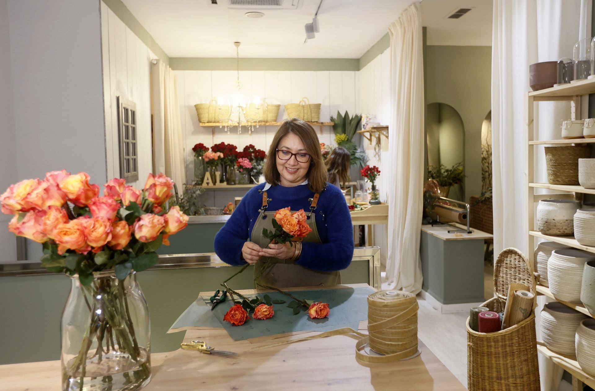 Angie y Luis, el matrimonio que triunfa con sus ramos en Gallarta abre una floristería en Bilbao