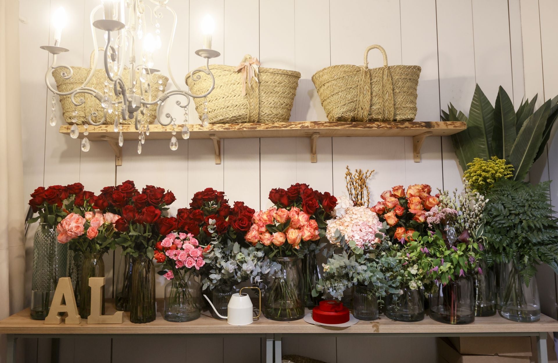 Angie y Luis, el matrimonio que triunfa con sus ramos en Gallarta abre una floristería en Bilbao