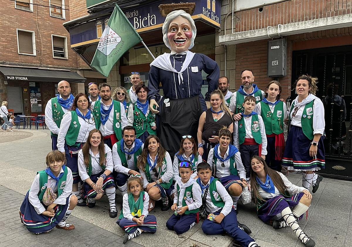 La cuadrilla Aldatxa custodió la icónica cabezona durante las últimas fiestas de San Fausto.