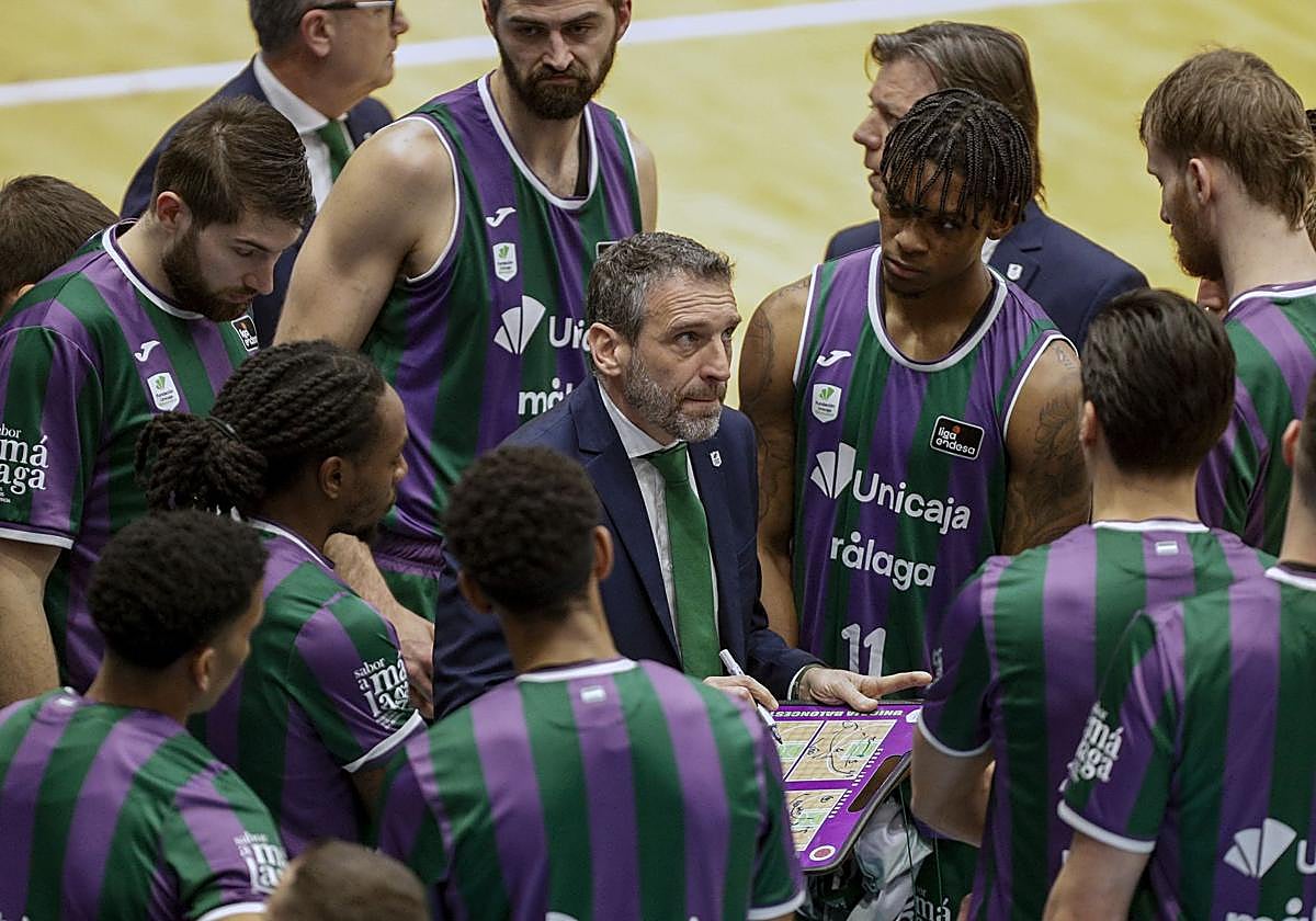 Ibon Navarro dibuja una jugada en su pizarra durante el último partido del Unicaja.