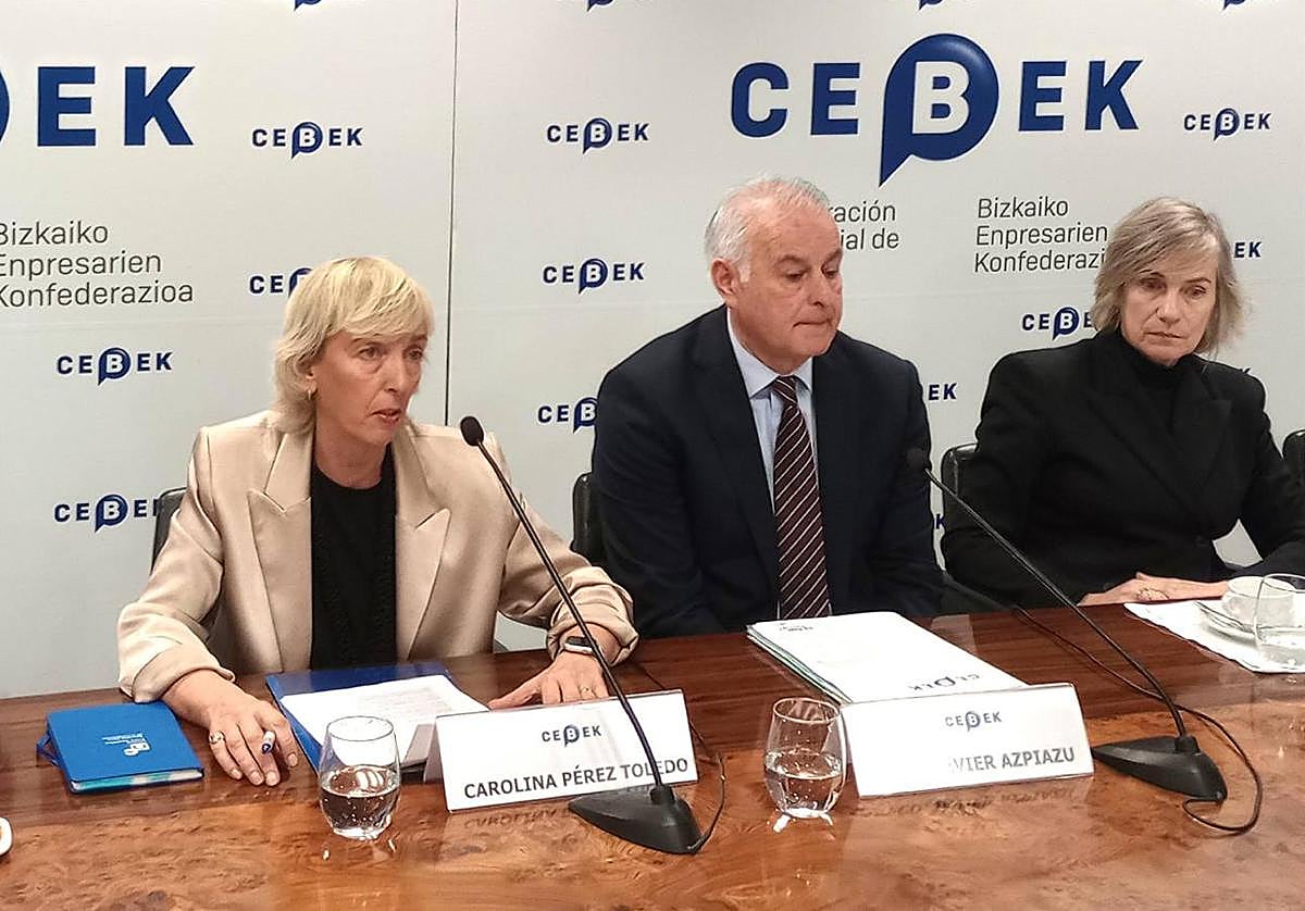 Carolina Pérez Toledo, Francisco Javier Azpiazu y Begoña San Miguel en el acto de Cebek.