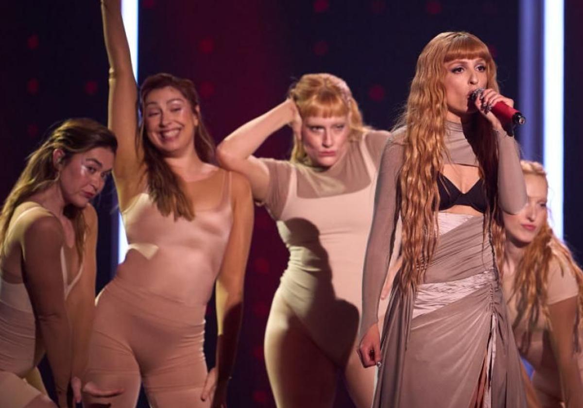 Maialen Gurbindo y las bailarinas durante su actuación en el Benidorm Fest 2025.