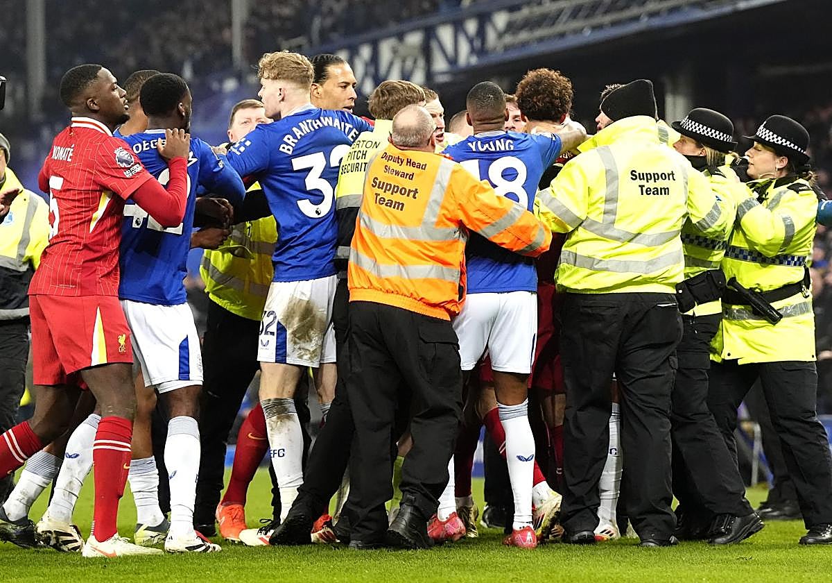 Imagen inédita en Inglaterra: el derbi de Liverpool acaba en tangana y en lluvia de objetos