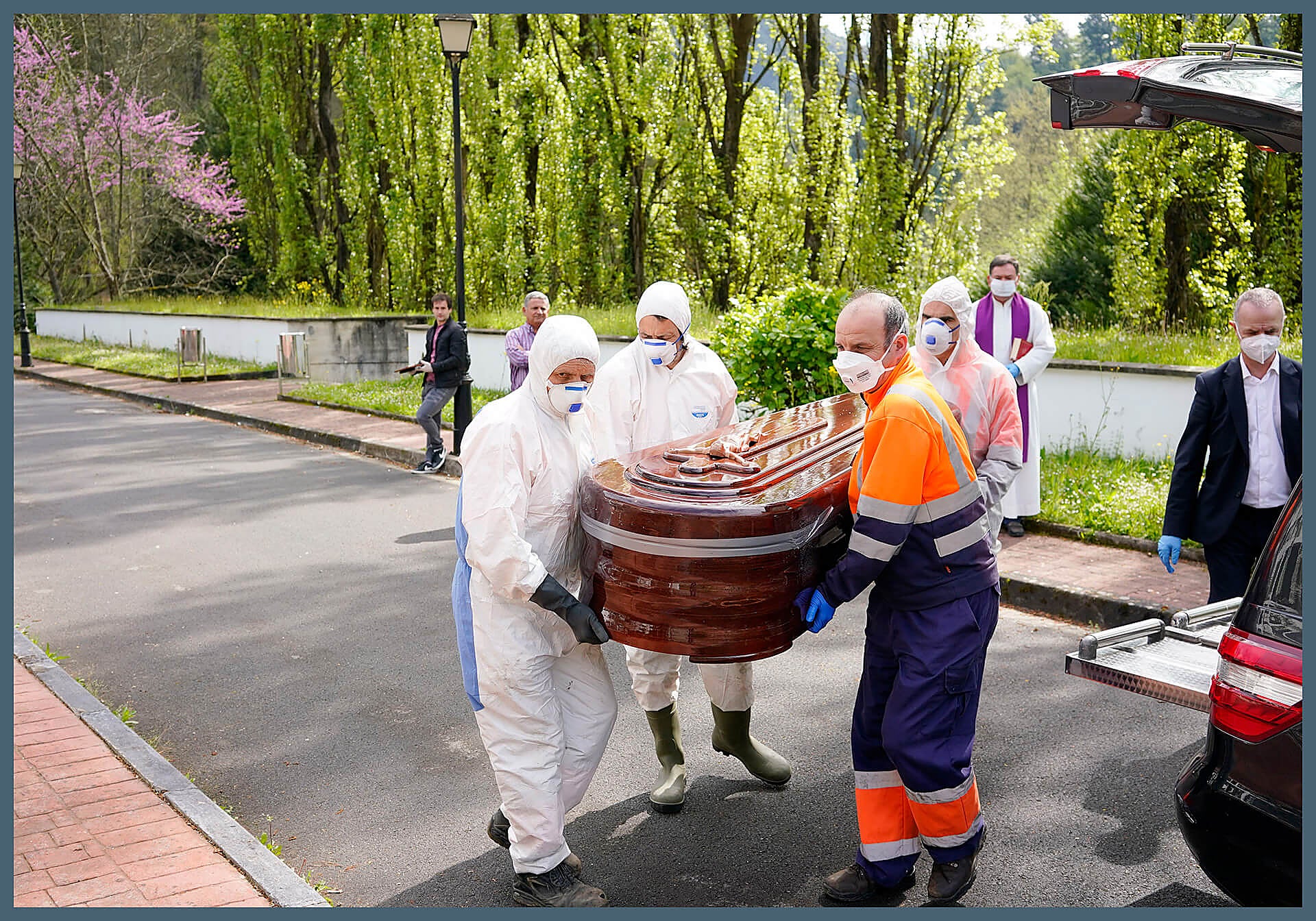 Operarios trasladan un féretro en el cementerio de Ermua.