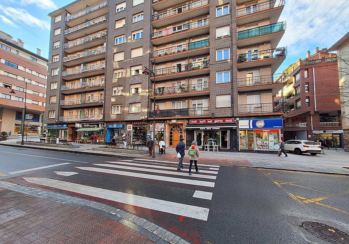 Vista de la calle Juan Bautista Uriarte, una de las zonas con mayor número de comercios en Galdakao.