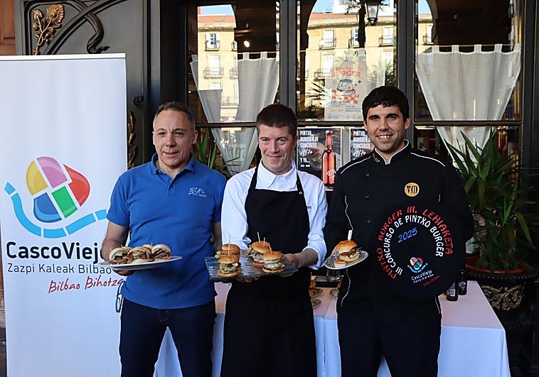 Los tres ganadores del Concurso 'Pintxo Burger' con sus hamburguesas.