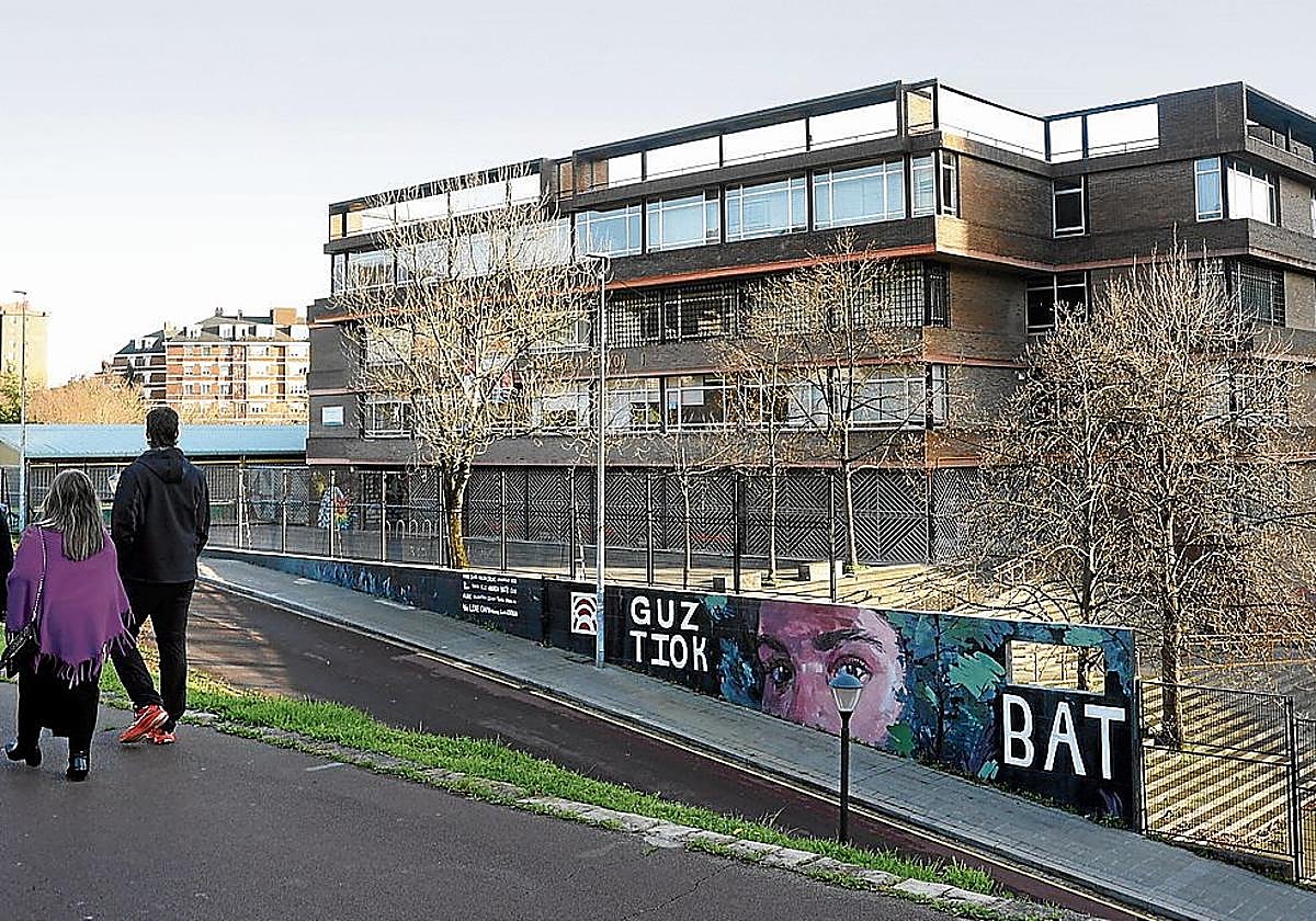 Vista exterior del IES Txurdinaga Behekoa, que acogerá un centro de FP.
