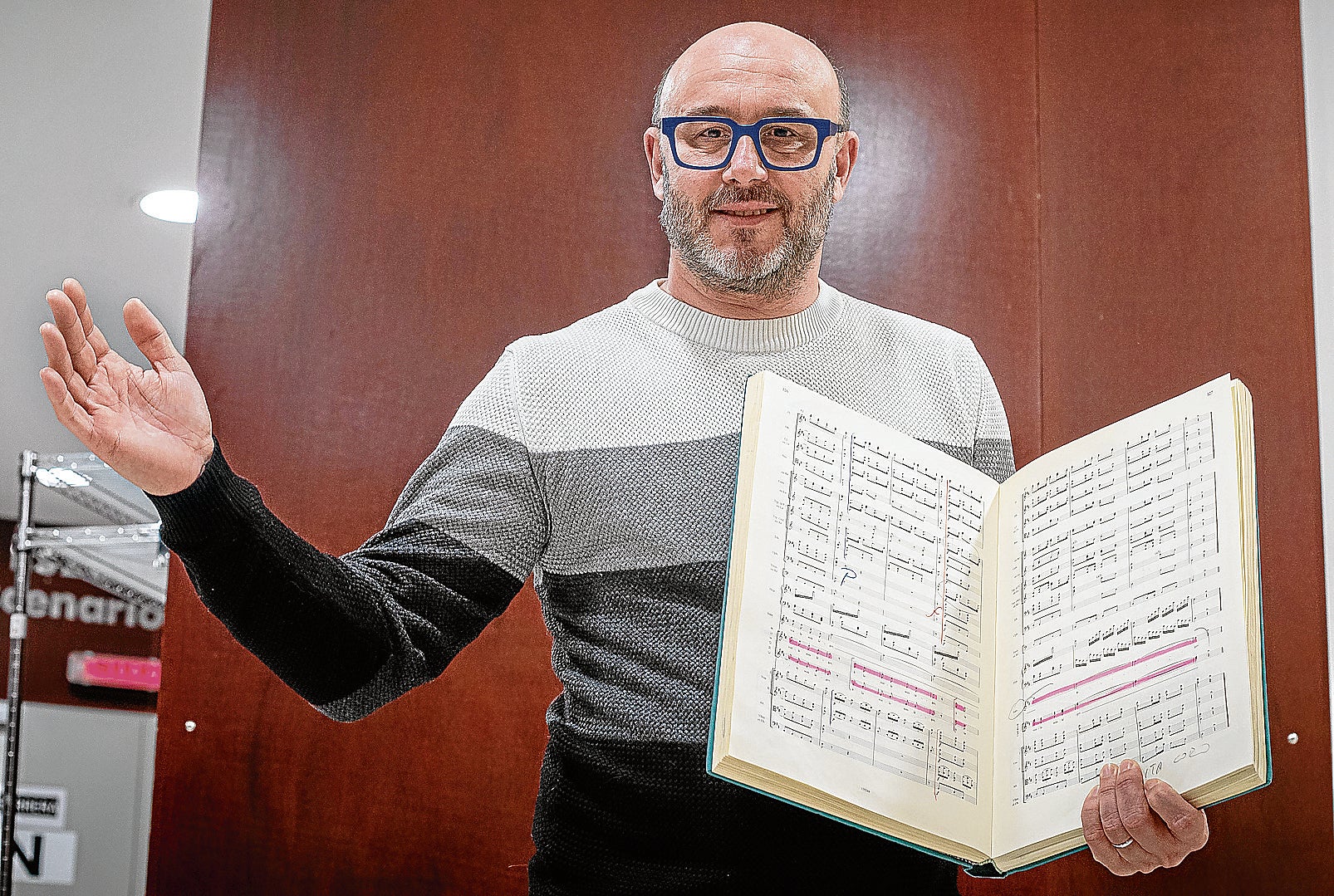 Riccardo Frizza, con la partitura de 'La favorite', antes de uno de los últimos ensayos en el Euskalduna.