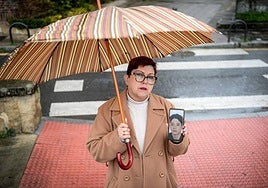 Adriana Castro muestra una foto de su sobrino Felipe en el punto donde cayó con una cuchillada mortal, en Algorta.