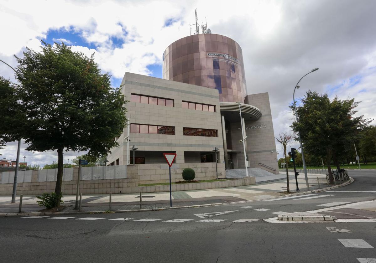 Arrestan en Vitoria a tres delincuentes habituales por robar a un joven con la técnica del 'mataleón'